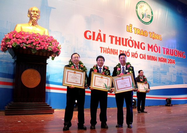 Đại diện 3 Nhà máy của Vinamilk nhận giải thưởng môi trường của TP.HCM năm 2014