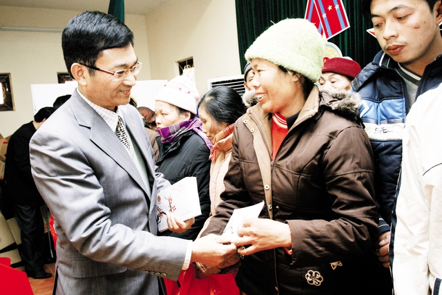 Tổng Biên tập Báo Gia đình & Xã hội trao quà cho các hộ nghèo tỉnh Tuyên Quang. Ảnh:  CHí Cường