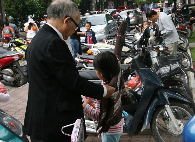 Khoác thêm cho cháu áo ấm khi tan học về