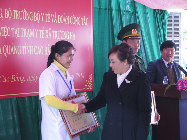 Nhân chuyên đi, Bộ trưởng Nguyễn Thị Kim Tiến cũng tặng bằng khen cho các cá nhân, tập thể đã có nhiều đóng góp cho ngành y
