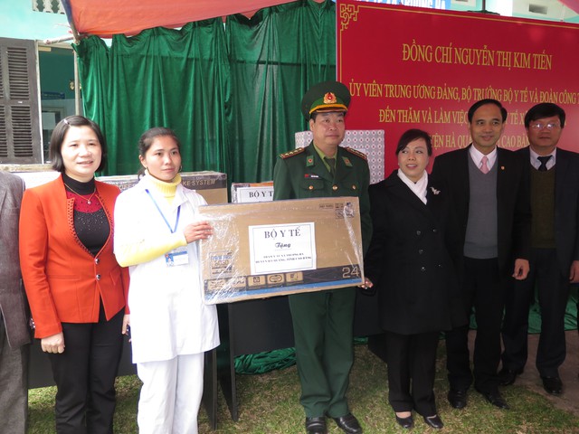 Bộ Y tế tặng nhiều trang thiết bị hiện đại cho trạm xá xã Trường Hà, huyện Hà Quảng
