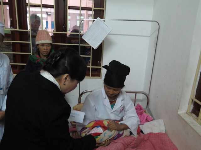 Bộ trưởng tặng quà cho các bệnh nhân ở huyện Hà Quảng