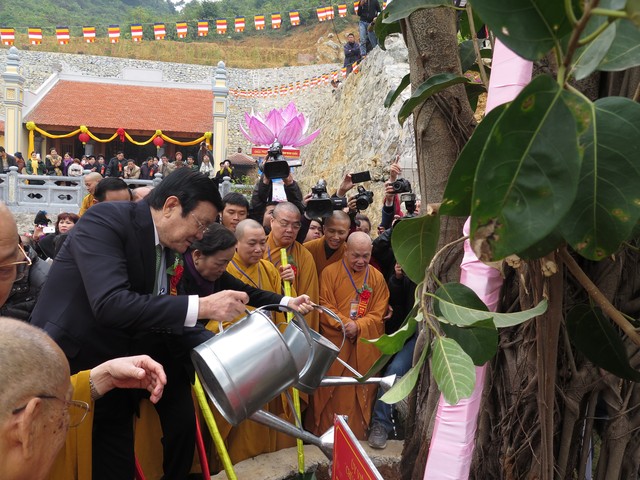 Chủ tịch nước tồng cây lưu niệm tại chùa