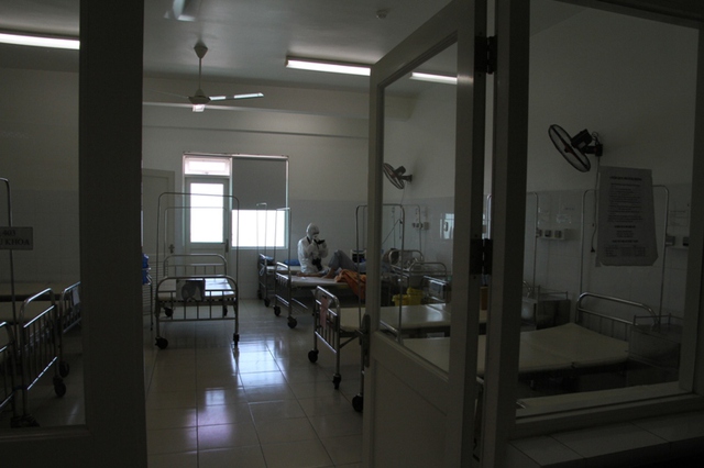 Bệnh nhân Ch đang được điều trị, theo dõi tại khoa Y học nhiệt đới, BV Đà Nẵng. Ảnh Đức Hoàng