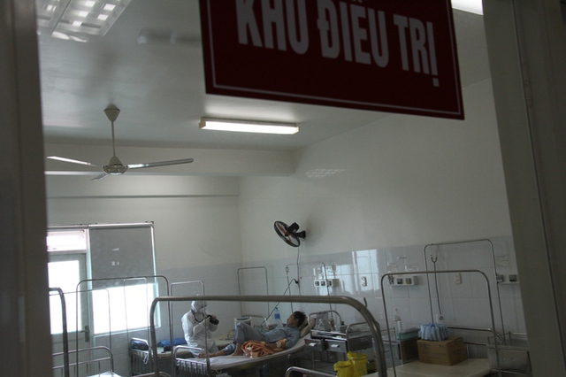 Bệnh nhân Chu Văn Ch. nằm điều trị một mình một phòng, một tầng ở tầng 4 khoa Y học nhiệt đới, BV Đà Nẵng. Ảnh Đức Hoàng