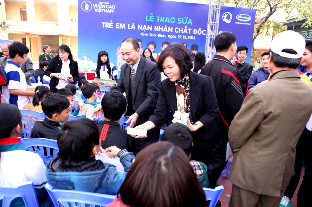 Bà Bùi Thị Hương - Giám đốc Điều hành Vinamilk trao tặng sữa trực tiếp cho trẻ em tỉnh Thái Bình