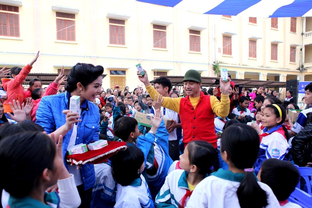  




 


Nghệ sĩ Xuân Bắc và Hoa hậu Ngọc Hân trao tặng sữa trực tiếp cho trẻ em Thái Bình