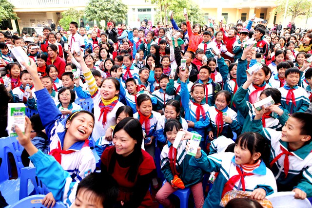 Niềm vui uống sữa của trẻ em Th&aacute;i B&igrave;nh