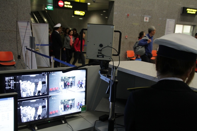 Máy đo thân nhiệt từ xa bằng tia hồng ngoại đặt tại nhà ga đến quốc tế, sân bay quốc tế Đà Nẵng. Ảnh Đức Hoàng