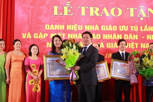 Đồng chí Hồ Đức Phớc, Bí thư tỉnh ủy Nghệ An trao tặng danh hiệu nhà giáo ưu tú cho các cá nhân