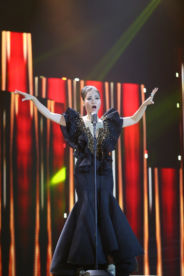 Thu Minh là gương mặt quen thuộc của chương trình Chào xuân do VTV thực hiện hàng năm. Trong Chào 2015, giọng ca này diện một chiếc váy đen vô cùng sang trọng.