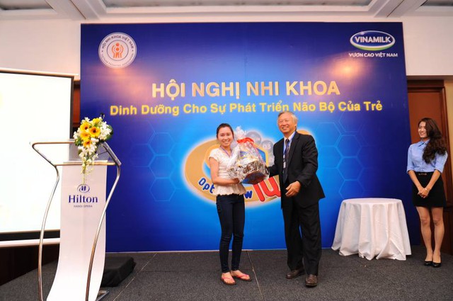 GS. TS Nguyễn Gia Khánh - Phó chủ tịch Hội Nhi Khoa Việt Nam trao giải thưởng cho người may mắn  trong chương trình Rút Thăm May Mắn