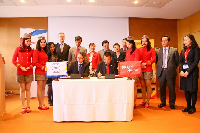 Hai bên thực hiện lễ ký kết dưới sự chứng kiến của lãnh đạo Bộ GTVT và Đại sứ Việt Nam tại Pháp.