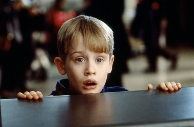 Macaulay Culkin trong một cảnh phim Ở nhà một mình. Macaulay Culkin sinh ngày 26/08/1980, bắt đầu diễn xuất và nổi tiếng từ năm 4 tuổi. Anh được xếp thứ 2, chỉ sau nữ diễn viên nhí Shirley Temple trong Top “100 ngôi sao nhí vĩ đại nhất”. Hiện cựu diễn viên này là thành viên nhóm nhạc 5 người tên là Pizza Underground và đang lưu diễn ở Anh, Mỹ.