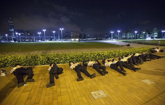 Cảnh sát nằm ngủ ngay trên vỉa hè sau đêm đầu tiên của chiến dịch Occupy Central.  Ảnh: EPA.