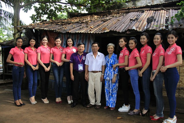 Trước khi chia tay, thí sinh Nguyễn Thị Bảo Như nắm chặt tay ông Hải, chia sẻ: “Chúng cháu luôn biết ơn những hy sinh, mất mát của bác và thế hệ cha, anh đã dũng cảm, kiên cường đấu tranh, mang lại cuộc sống bình yên như hôm nay”.