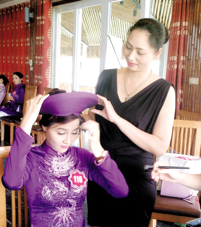 Chị Phạm Thị Thủy luôn theo sát để chăm sóc, động viên tinh thần cho con ở cuộc thi.