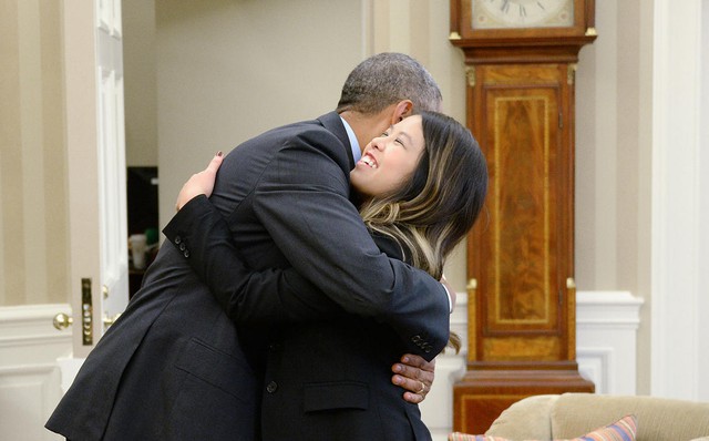 Tổng thống Obama ôm y tá Nina Phạm ngay khi cô chữa khỏi virus Ebola