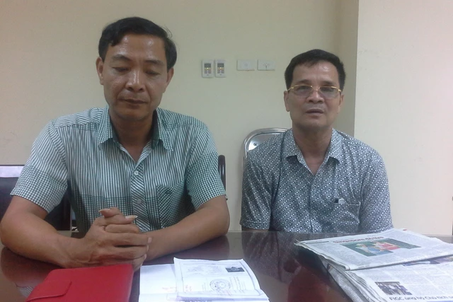 Ông Nguyễn Đình Thi (bên trái) và người thân trình bày sự việc với phóng viên. 	Ảnh: T.G