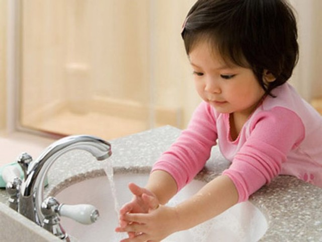 Thường xuyên rửa tay sạch sẽ bằng xà phòng đề phòng virus gây bệnh