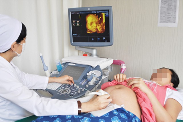 Khi mang thai, các bà mẹ nên đi khám và làm xét nghiệm sàng lọc trước sinh để sớm phát hiện những bất thường. 	Ảnh: T.L