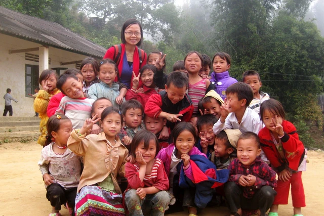 Tác giả bên những đứa trẻ dân tộc Mông Xanh, ở bản Tu Thượng, xã Nậm Xé, huyện Văn Bàn, Lào Cai. Ảnh: T.G