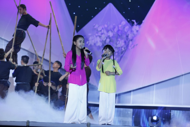 Quán quân Giọng hát Việt nhí 2014 Thiên Nhân cũng tham gia biểu diễn trong chương trình.