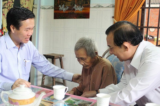 Lãnh đạo Thành ủy TP HCM thăm hỏi Mẹ Việt Nam anh hùng tại huyện Củ Chi. 						Ảnh: M.Hoa