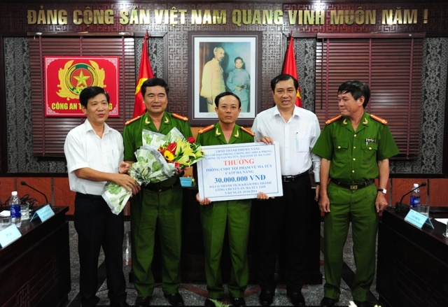 Lãnh đạo UBND TP Đà Nẵng trao thưởng 30 triệu đồng cho Ban chuyên án. Ảnh Đức Hoàng