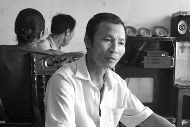 Ông Phạm Văn Tiến, bố nghi can trao đổi với PV. Ảnh: X.T