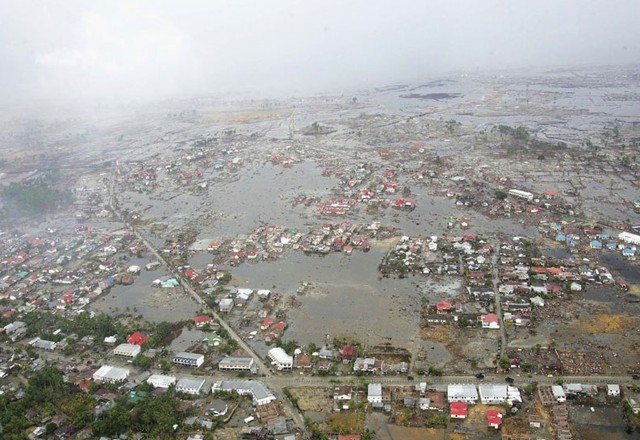 Một bức ảnh chụp từ trên không hôm 8/1/2005, cho thấy lũ lụt và sự tàn phá ở phía Tây Aceh, tỉnh Banda Aceh. Aceh là nơi phải chịu sức tàn phá khủng khiếp nhất, thành phố chính nằm gần tâm chấn của trận động đất mạnh 9,1 độ richter.