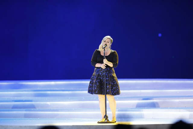 Kelly Clarkson là ca sĩ khách mời đặc biệt ở đêm chung kết. Ảnh: Giadinh.net.vn