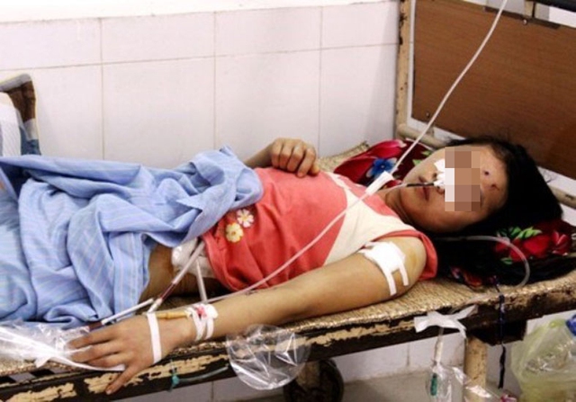 Chị Chung đang được điều trị tại bệnh viện sau khi bị “đạn lạc” bay vào người