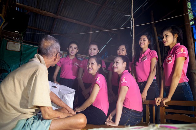 Một đoàn thí sinh khác cùng với đại diện ban tổ chức đã tới thăm hỏi và tặng quà ông Vũ Chí Kiên, 75 tuổi, là thương binh 1/4. Cả gia đình ông Kiên sống chung trên một mảnh đất tự khai phá tại xã Ghềnh Dầu, Phú Quốc. Ông có bốn người con, trong đó con út bị ảnh hưởng chất độc da cam tật nguyền từ nhỏ.