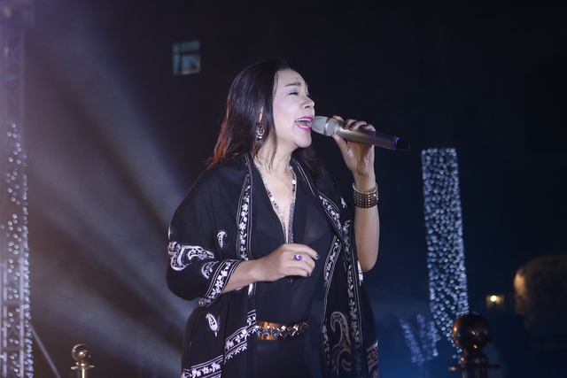Ca sỹ Lê Duy, một người bạn rất thân của cả cô dâu và chú rể cũng hát tặng quan khách và cô dâu chú rể một ca khúc nhạc vàng.
