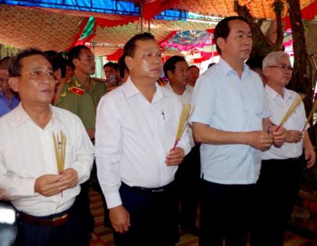Bộ trưởng Công an Trần Đại Quang cùng lãnh đạo tỉnh Bình Phước thắp nhang tiễn biệt 6 nạn nhân xấu số.