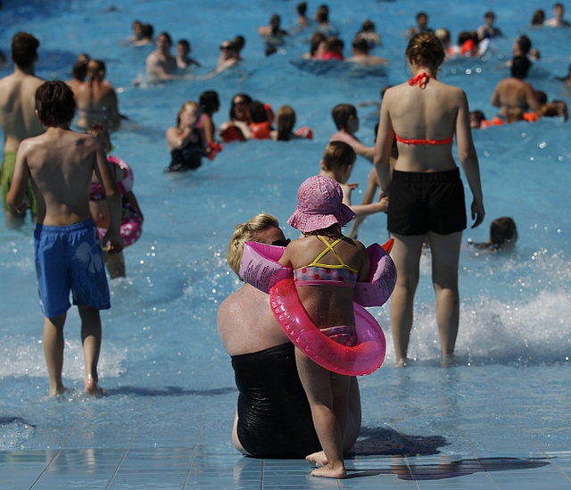 Rất đông người xuống tắm mát tại một hồ bơi ở Essen, Đức, ngày 30 tháng 6 năm 2015