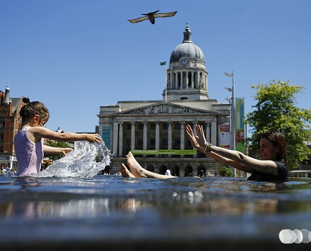 Nhiều người ngâm mình trong nước ở đài phun nước Nottingham, Anh ngày 30 tháng 6 năm 2015.