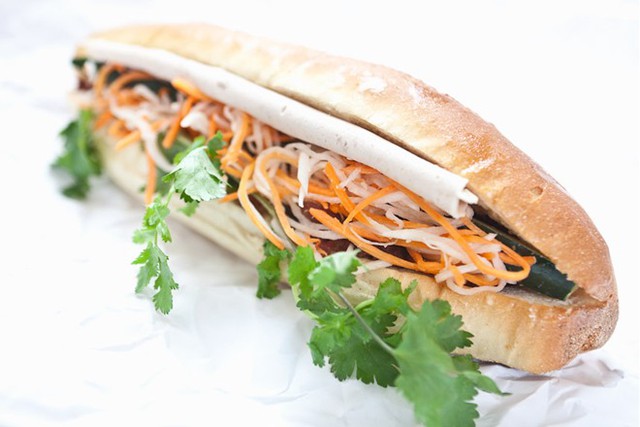 Banh Mi Saigon Bakery (phố Grand): Trong suốt hai thập kỷ qua, Banh Mi Saigon đã phục vụ bánh mì theo đúng kiểu Việt Nam, và được người dân New York đánh giá là quán bánh mì ngon nhất thành phố. Bánh có vỏ giòn, nhân từ thịt lợn, patê, rau thơm, dưa chuột...  Ảnh: Banhmisaigonnyc.