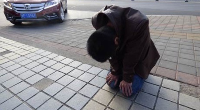 Chàng trai quỳ trên phố 30 ngày để xin lỗi bạn gái