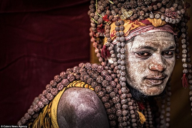 Bộ ảnh chụp những tăng lữ với mặt tô màu và tràng hạt quấn quanh cổ này được thực hiện bởi nhiếp ảnh gia người Italy, Cristiano Ostinelli. Ông đã dành thời gian sống cùng bộ tộc đặc biệt này để tìm hiểu về họ.