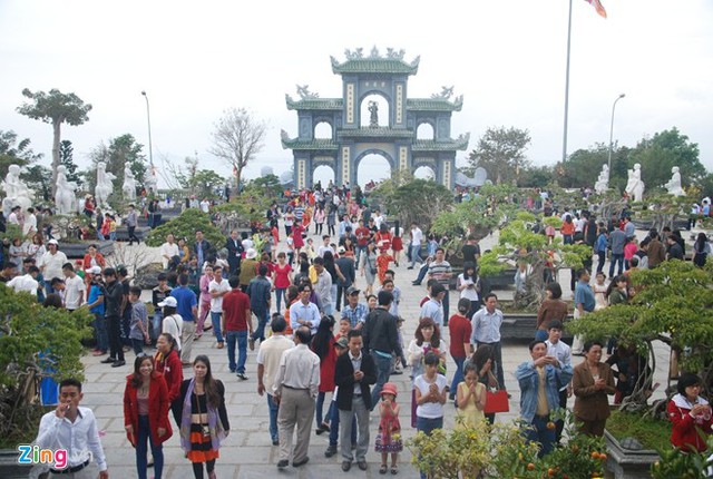 Liên tục trong hai ngày 1 và 2 Tết, đã có hàng nghìn người dân ở khắp nơi đổ về chùa Linh Ứng Đà Nẵng để thắp hương cầu an.