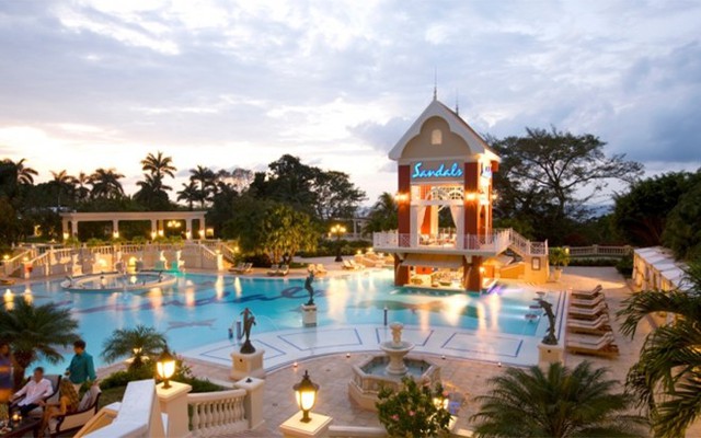 Đây là khu nghỉ dưỡng bãi biển Sandals Ochi lớn nhất và mới nhất ở Jamaica. Khu nghỉ dưỡng có biệt thự, sân golf, 529 phòng khách sạn và 105 hồ bơi - một con số đầy ấn tượng.
