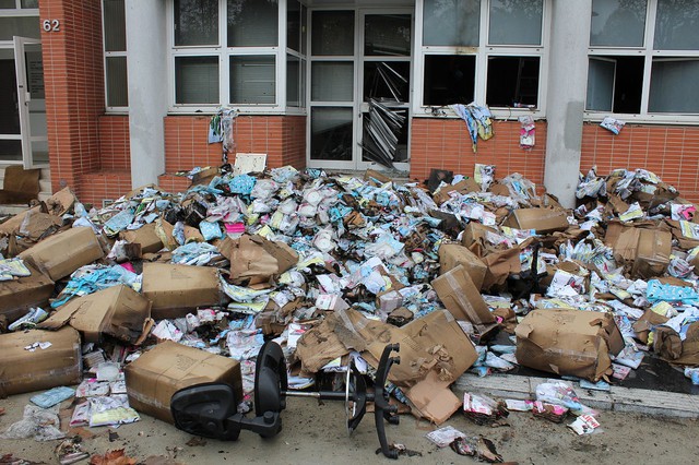 Các mảnh vỡ đổ nát bên ngoài văn phòng Charlie Hebdo sau cuộc tấn công 11/2011