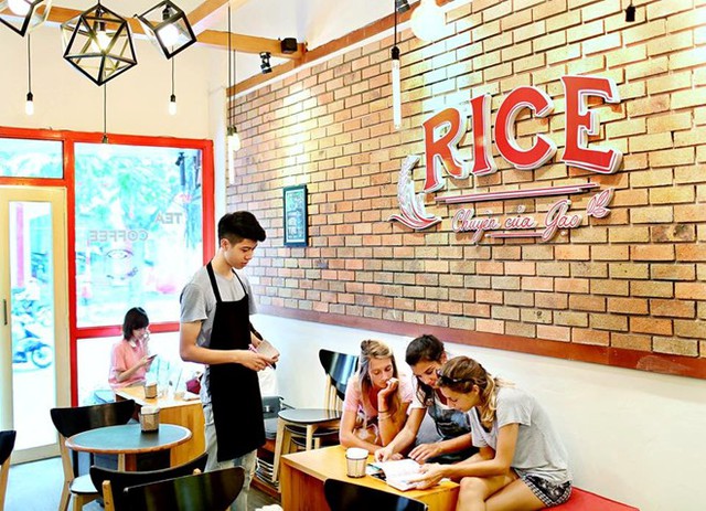 Quán có tên Rice, cũng nằm ở phố Trần Phú (đoạn gần ngã tư giao với Điện Biên Phủ). Quán nhỏ, thiết kế đơn giản nhưng khá lịch sự và ấm cúng. 