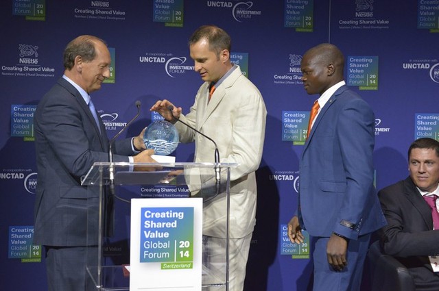 Đại diện Tập đoàn Nestlé trao giải nhất của Giải thưởng “Tạo giá trị chung” năm 2014 cho Công ty Honey Care Africa.