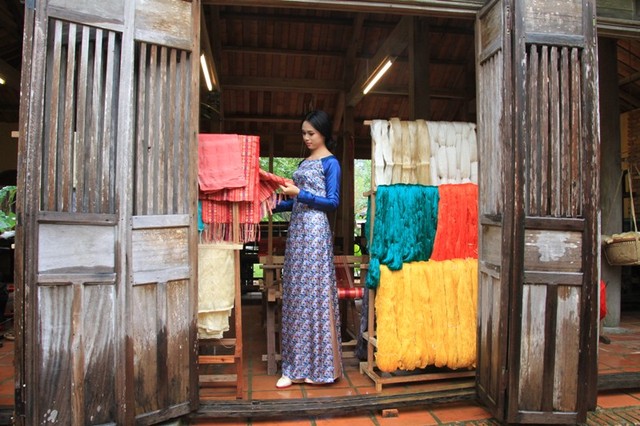 Làng lụa Hội An (28 Nguyễn Tất Thành, TP Hội An, Quảng Nam) là nơi trình diễn nghề nuôi tằm, ơm tơ, dệt lụa với ước muốn tôn vinh Tinh hoa Nghề Việt.