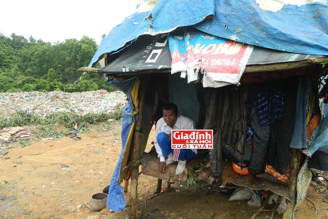 Anh Hồ Văn Kum trong căn chòi rách nát, nằm bên cạnh bãi rác nơi gia đình anh mưu sinh hàng ngày