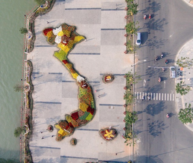 “Bản đồ Việt Nam bằng hoa lớn nhất” là một trong những hạng mục thuộc khu vực cầu Rồng (phía đường Trần Hưng Đạo) được Công ty Cổ phần DHC Marina, thành viên của Tổng Công ty Cổ phần Đầu tư DHC phối hợp tài trợ 100% kinh phí trang trí hưởng ứng theo sự chỉ đạo của lãnh đạo thành phố Đà Nẵng, Sở Xây Dựng về việc trang trí đô thị đón Xuân 2015, chính thức mở cửa đón du khách tham quan vào chiều tối ngày 14/2.