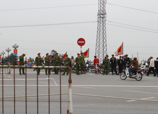 Để đảm bảo công tác an ninh trật tự, an toàn giao thông trước, trong và sau lễ hội Khai ấn Đền Trần, Ban tổ 
chức đã huy động 2.075 chiến sĩ Công an, lực lượng quân sự, dân quân tự 
vệ nhằm đảm bảo cho lễ hội Đền Trần năm 2015 diễn ra an toàn.